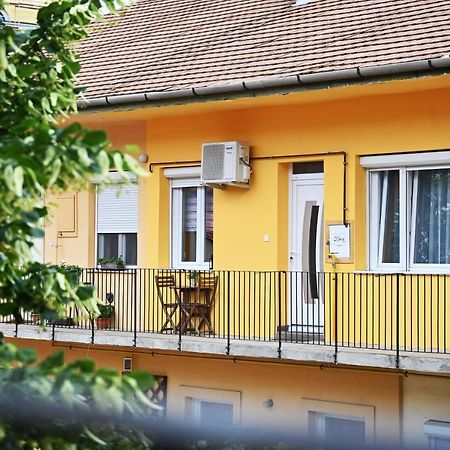 Zora Apartman Eger Buitenkant foto