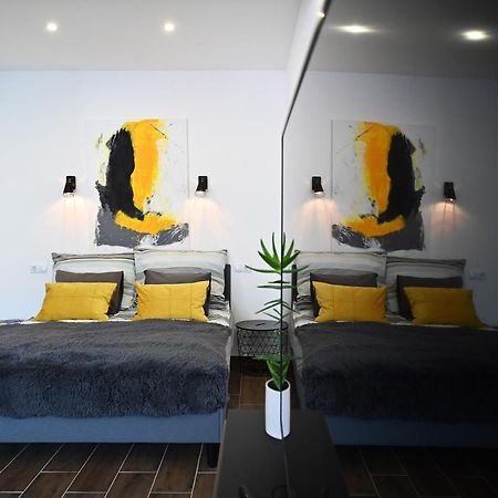 Zora Apartman Eger Buitenkant foto
