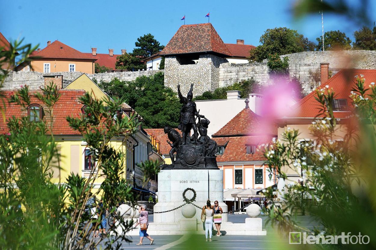 Zora Apartman Eger Buitenkant foto