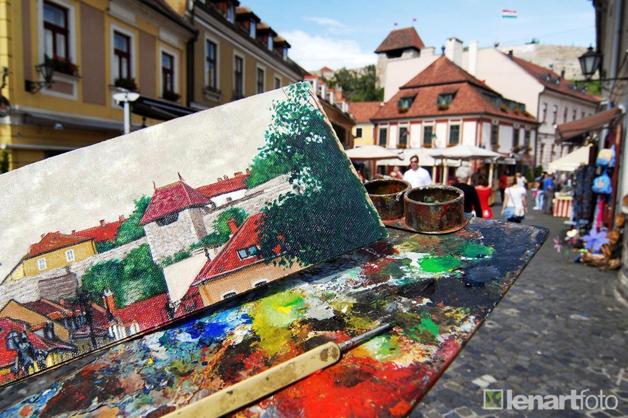 Zora Apartman Eger Buitenkant foto