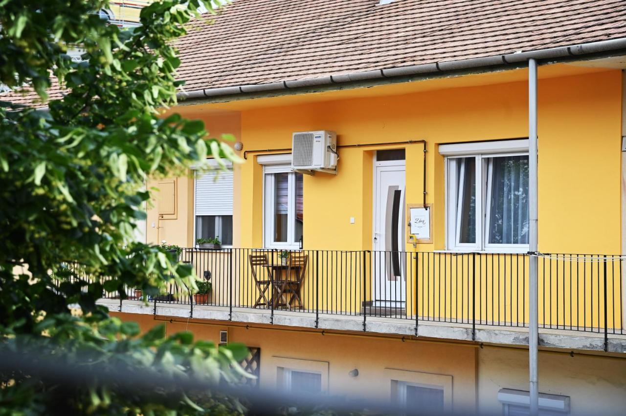 Zora Apartman Eger Buitenkant foto