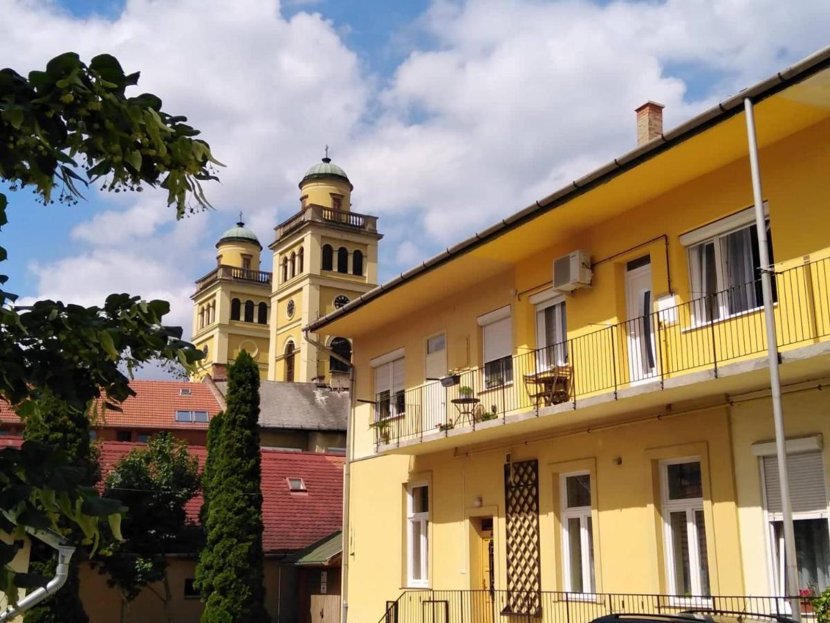 Zora Apartman Eger Buitenkant foto